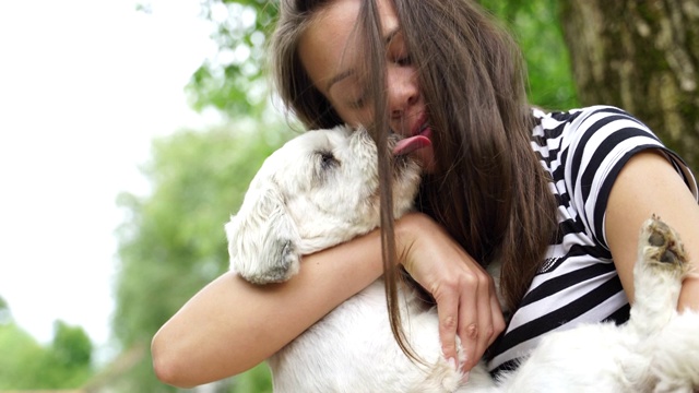 女宠物主人和她的狗接吻视频下载