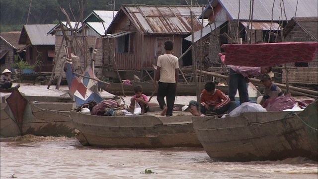 在柬埔寨的一条河上，一串船只在运输货物。视频下载