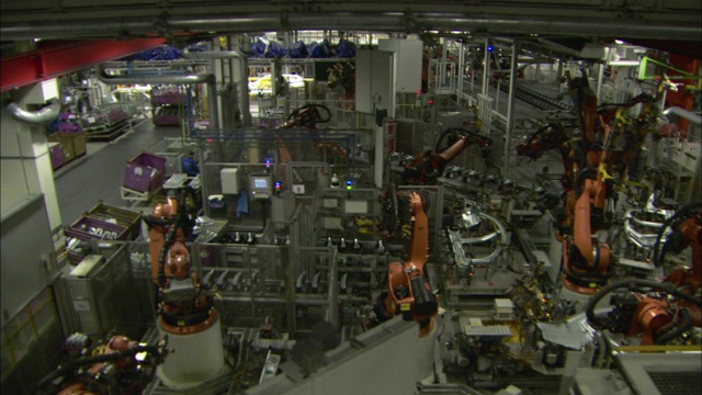 装配线上的机器人和工厂工人在宝马工厂工作。视频素材