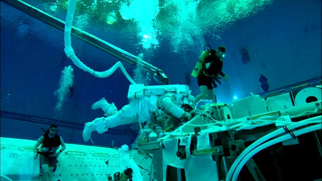 宇航员在水下训练中心进行训练。视频下载