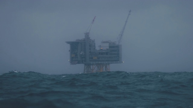 北海的海上钻井平台视频素材