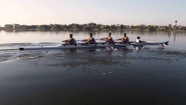 黎明时分，混合赛艇队在湖上训练视频下载