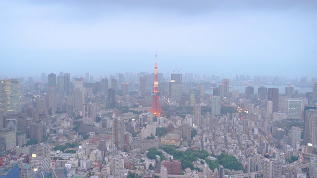 东京天际线鸟瞰图黄昏与城市灯光打开。视频素材
