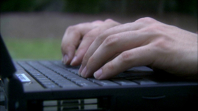 两只手在笔记本电脑键盘上打字。视频素材