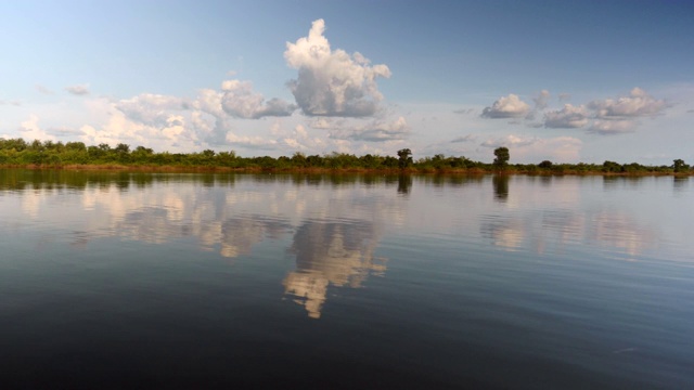 在晴朗的日子里，白云倒映在湖水中视频素材