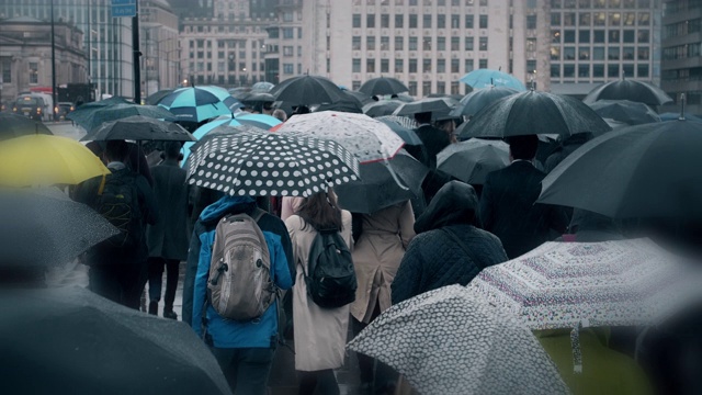 在雨中打着雨伞的乘客。SM。视频素材