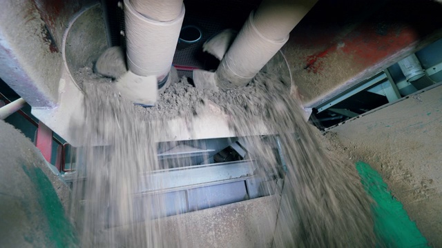 用机械搅拌干燥的水泥视频下载