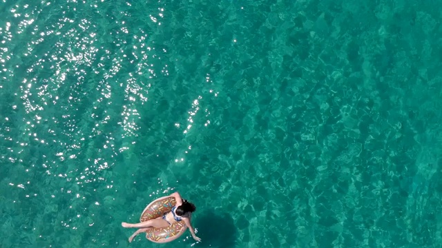 在清澈的绿松石大海里游泳视频素材
