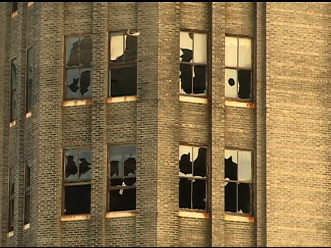 破碎的窗户，城市的衰败视频素材