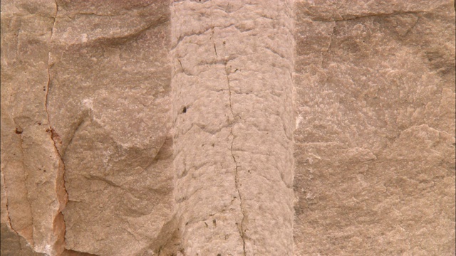 一个爆破孔沿着石灰石板的宽度延伸下去。视频下载