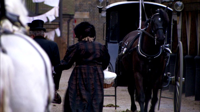 19世纪的行人穿着衣服走在大街上的马车在霍乱流行期间。视频素材