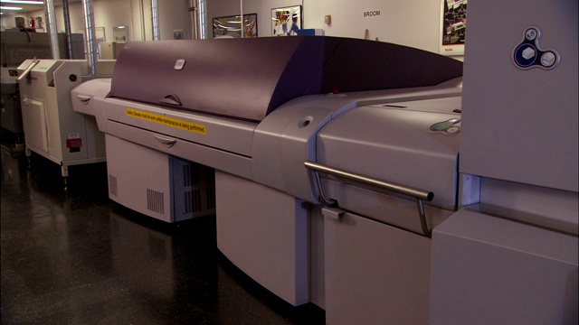 一台大型印刷机在一家杂志厂运转。视频下载