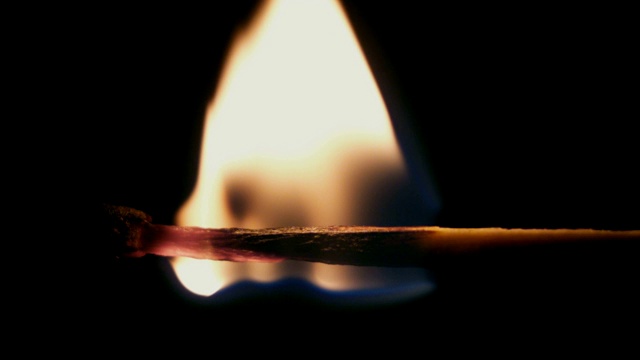 黑色背景上燃烧的火柴。视频素材