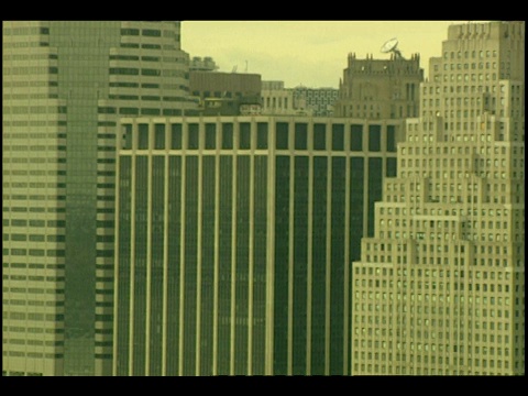 在曼哈顿下城，摩天大楼林立。视频下载