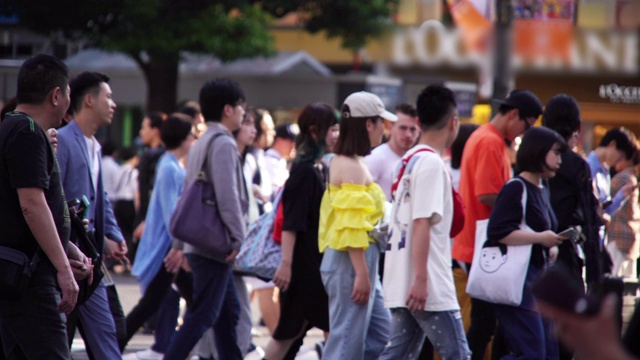 人群行人穿过涉谷路口，东京，日本。视频素材