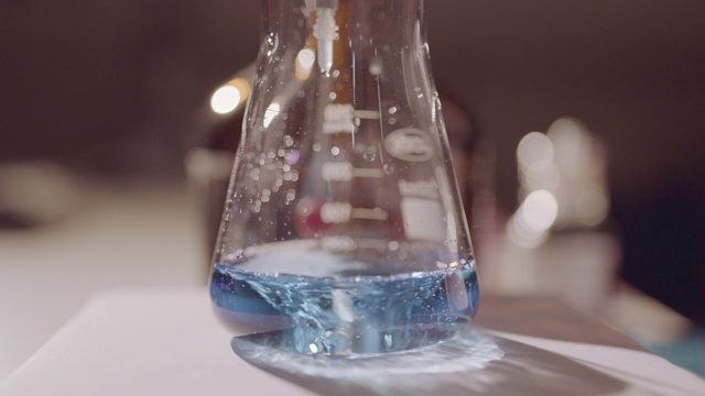 摇动液体烧杯中的化学反应视频下载