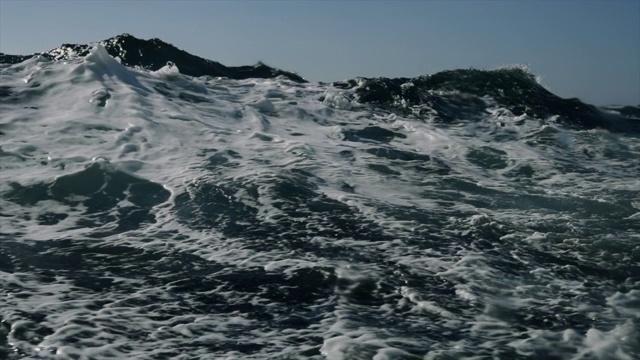 在冬天航行时，北海的海面波涛汹涌视频素材