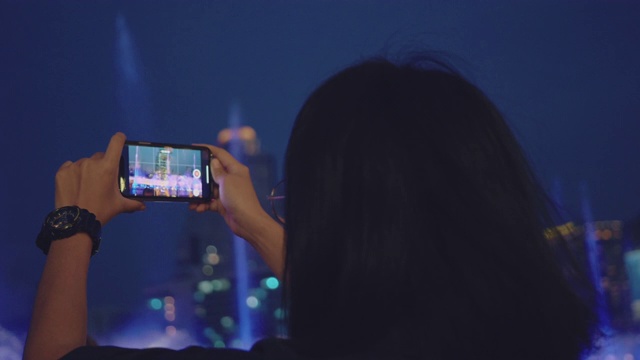 亚洲游客在曼谷拍摄夜晚的城市生活。视频素材