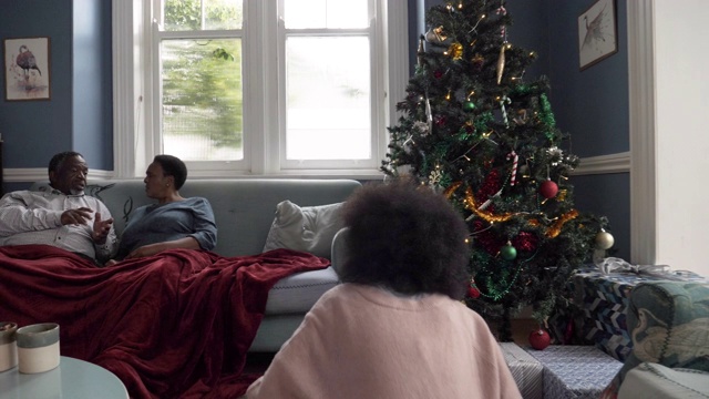 慢镜头，孩子们在圣诞节的早晨跑进客厅视频素材