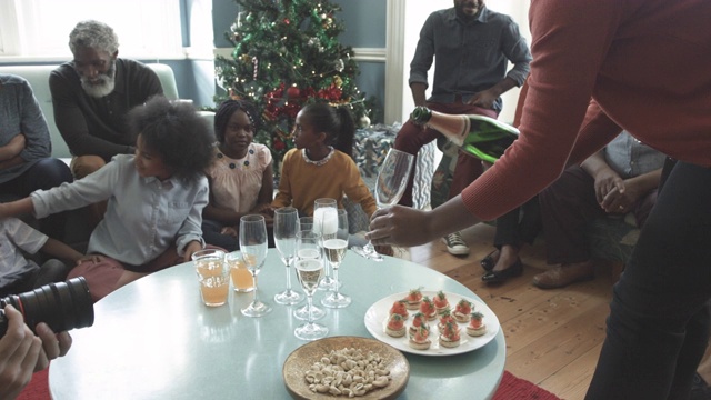 潘离开后，非裔美国人家庭在圣诞节倒香槟视频素材