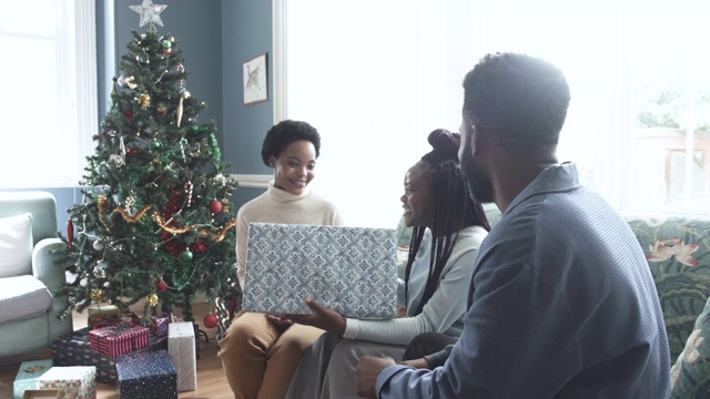 特写，非洲裔美国家庭在圣诞节交换礼物视频素材