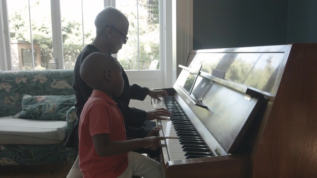 近距离观看，非裔美国男孩和祖母在弹钢琴视频下载