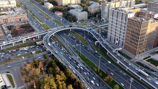 从高处俯瞰城市中心多层次交叉路口的交通视频素材