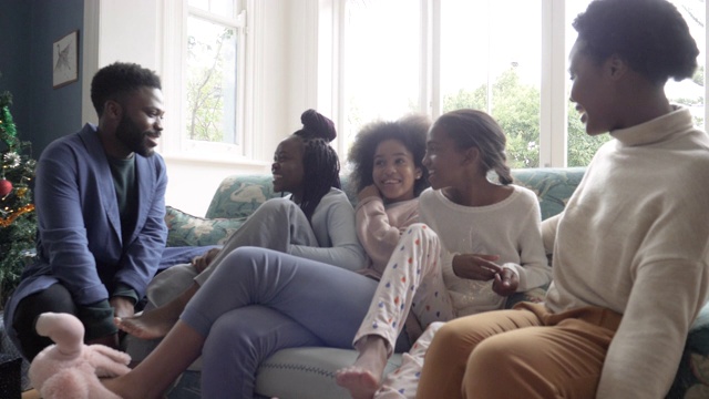 圣诞节欢笑的非裔美国家庭，中镜头视频素材