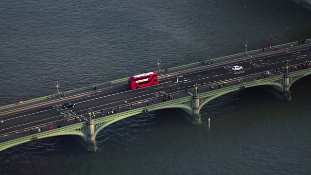 英国伦敦，红色双层巴士通过标志性的威斯敏斯特宫大桥的鸟瞰图。概念著名的英国旅游目的地，标志性地标，英国旅游。视频素材