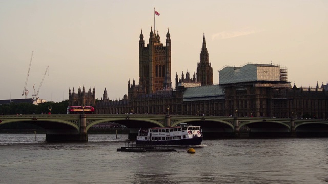 标志性的双层巴士经过英国伦敦标志性的塔桥。视频素材