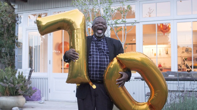 快乐的非裔美国人拿着生日气球，中镜头视频下载