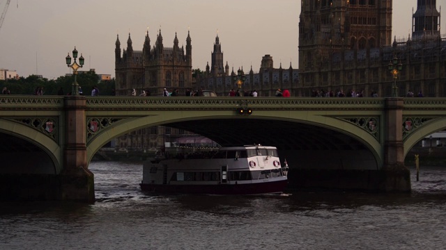 红色双层巴士驶过英国伦敦标志性大桥。视频素材