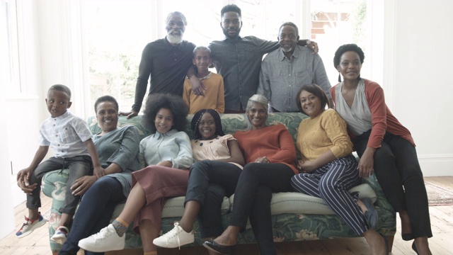 中等镜头，非洲裔美国家庭在圣诞节视频下载