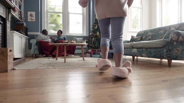 非裔美国儿童在圣诞节跑进客厅，慢镜头视频素材