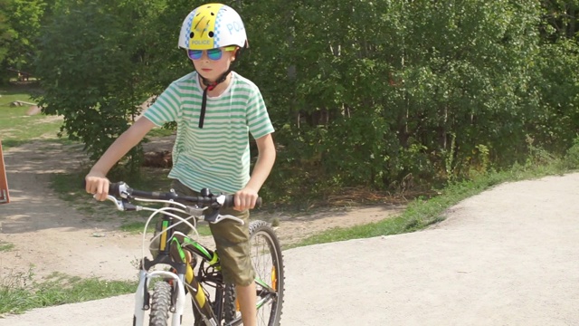 十几岁的少年在山上骑山地车视频素材