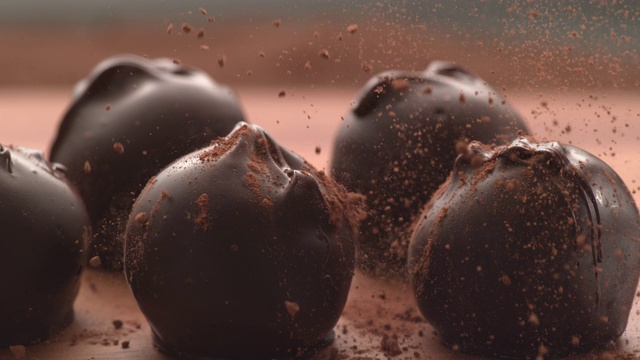 巧克力粉落到松露上的动作非常慢。视频素材