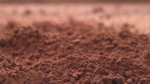 巧克力松露落入巧克力粉的慢动作。视频下载