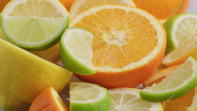 各种新鲜切片柑橘类水果。橙、柠檬、酸橙。视频下载