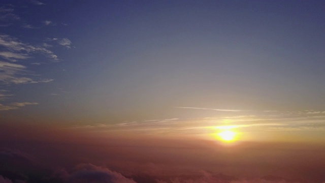 云彩上的太阳之美视频素材
