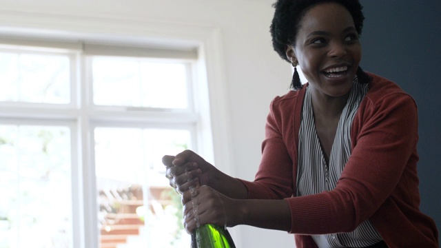 近距离观察，非裔美国妇女打开香槟酒瓶视频下载