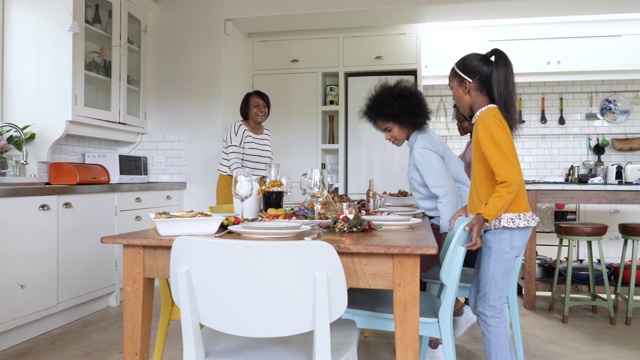 追踪拍摄，一个非裔美国家庭在圣诞节走进厨房视频素材