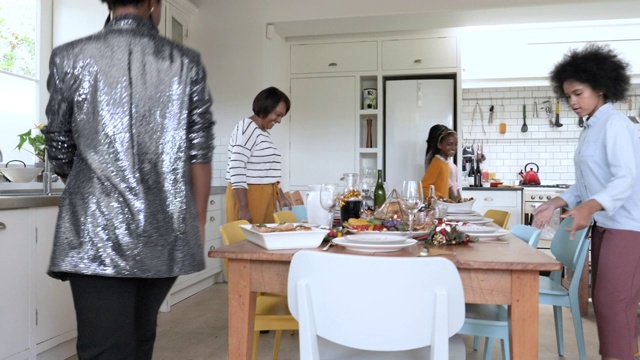 追踪拍摄，一个庞大的非裔美国人家庭在圣诞节走进厨房视频素材