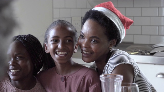 特写，欢笑的非裔美国人家庭在圣诞节视频素材