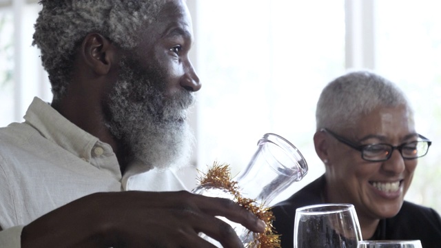 非裔美国老年人喝酒，特写视频素材