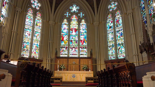 倾斜的染色玻璃祭坛在圣詹姆斯大教堂，多伦多，加拿大视频素材