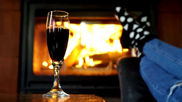 喝杯红酒，享受冬天视频下载