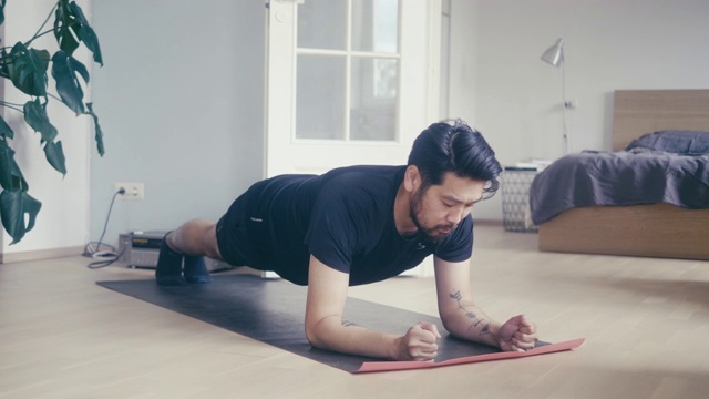 亚洲男子平板支撑，在家锻炼视频下载