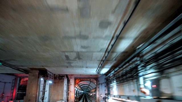 火车开始穿过隧道视频素材