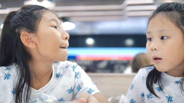 亚洲女孩一起在美食广场吃饭，生活理念。视频下载