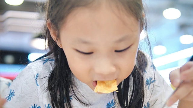亚洲女孩一起在美食广场吃饭，生活理念。视频下载